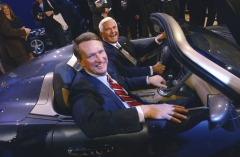 GM Chairman Rick Wagoner and Vice Chair Bob Lutz in new  Solstice