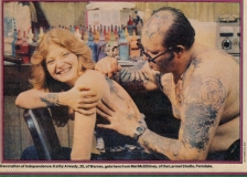 Mel the Head tatoos a parrot